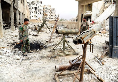 【다마스쿠스(시리아)=신화/뉴시스】시리아 정부군 병사들이 28일 수도 다마스쿠스 외곽 반군 점령지역 동구타의 두마 구역에서 목격되고 있다. 파일라크 알-라흐만 반군이 동구타에서 철수함에 따라 동구타 대부분 지역이 정부군에 탈환된 가운데 두마 구역은 동구타에서 반군이 아직까지 징악하고 있는 유일한 지역으로 남아 있다. 2018.3.29 