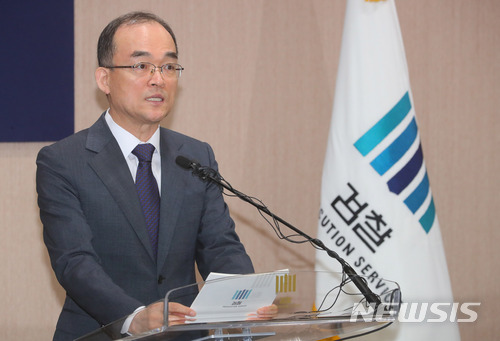 【서울=뉴시스】배훈식 기자 = 29일 오전 서울 서초구 대검찰청에서 문무일 검찰총장이 기자간담회를 열고 검경 수사권 조정과 고위공직자비리수사처 등에 관한 의견을 말하고 있다. 2018.03.29. dahora83@newsis.com