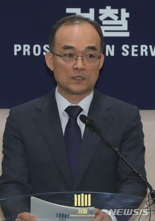 【서울=뉴시스】배훈식 기자 = 29일 오전 서울 서초구 대검찰청에서 문무일 검찰총장이 기자간담회를 열고 검경 수사권 조정과 고위공직자비리수사처 등에 관한 의견을 말하고 있다. 2018.03.29. dahora83@newsis.com
