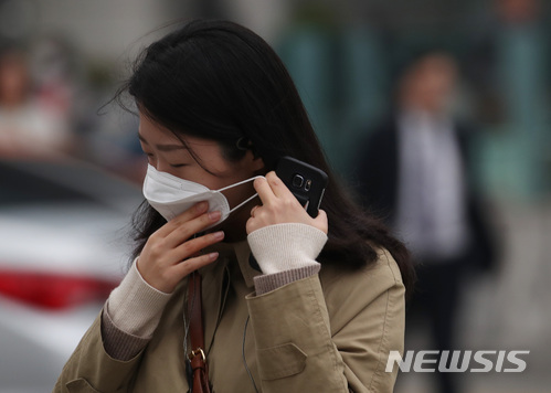 【서울=뉴시스】김진아 기자 = 중국발 황사 등 영향으로 대부분 지역의 미세먼지 농도가 높아지고 있는 29일 오전 서울 종로구 광화문네거리에서 마스크를 한 시민들이 출근을 하고 있다. 2018.03.29. bluesoda@newsis.com