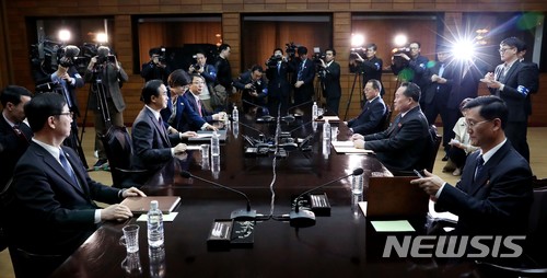 【파주=뉴시스】 사진공동취재단 = 조명균 통일부장관과 리선권 조국평화통일위원회(조평통) 위원장이 29일 오전 판문점 북측 통일각에서 열린 남북 고위급회담에 앞서 이야기를 나누고 있다. 2018.03.29.&nbsp; photo@newsis.com