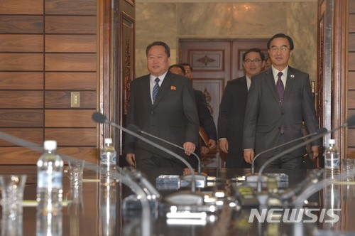 【파주=뉴시스】 사진공동취재단 = 조명균 통일부장관과 리선권 조국평화통일위원회(조평통) 위원장이 29일 오전 판문점 북측 통일각에서 열린 남북 고위급회담에 참석하고 있다. 2018.03.29.&nbsp; photo@newsis.com