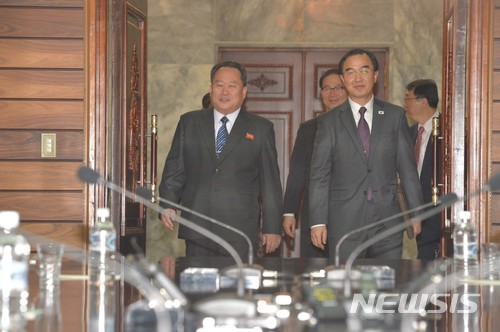 【파주=뉴시스】 사진공동취재단 = 조명균 통일부장관과 리선권 조국평화통일위원회(조평통) 위원장이 29일 오전 판문점 북측 통일각에서 열린 남북 고위급회담에 참석하고 있다. 2018.03.29.&nbsp; photo@newsis.com