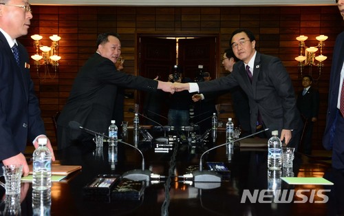 【판문점(파주)=뉴시스】 다음달 27일 남북정상회담 테이블에서 '한반도 비핵화'가 첨예한 의제로 떠오를 전망이다. 조명균 통일부장관과 리선권 조국평화통일위원회(조평통) 위원장이 지난 29일 오전 판문점 북측 통일각에서 열린 남북 고위급회담에 앞서 악수하고 있다. 2018.03.29. photo@newsis.com