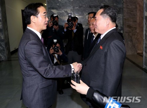 【파주=뉴시스】 사진공동취재단 = 조명균 통일부장관과 리선권 조국평화통일위원회(조평통) 위원장이 29일 오전 판문점 북측 통일각에서 열린 남북 고위급회담에 앞서 악수를 나누고 있다. 2018.03.29.&nbsp; photo@newsis.com
