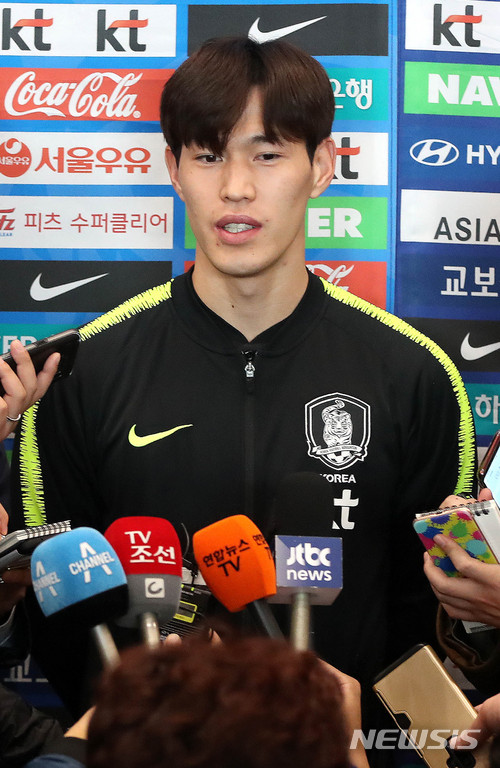 【인천공항=뉴시스】 추상철 기자 = 2018 러시아 월드컵을 앞두고 유럽원정 평가전에서 잇따라 패한 대한민국 축구대표팀 이창민이 29일 오전 인천공항을 통해 귀국한 후 인터뷰를 하고 있다.축구대표팀은 지난 24일 북아일랜드와의 평가전서 1대2 패배를 했고 지난 28일 폴란드와의 평가전서 2대3으로 패배했다. 2018.03.29. scchoo@newsis.com