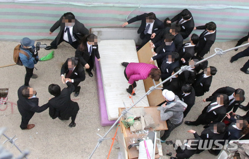 【서울=뉴시스】이영환 기자 = 29일 오전 서울 성북구 장위7구역 재개발지역에서 강제집행이 진행돼 한 철거민이 용역들을 몸으로 막아서고 있다. 2018.03.29. (사진=투데이신문 제공) photo@newsis.com