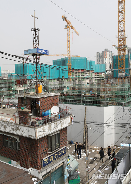 【서울=뉴시스】이영환 기자 = 29일 오전 서울 성북구 장위7구역 재개발지역 강제집행이 시도됐던 주택과 아파트 공사가 진행중인 현장이 보이고 있다. 한 철거민은 "이날 오전 10시께 강제집행 시도가 있었으나 큰 충돌은 없었으며 오후4시께 재집행이 될 것 같다"며 우려를 표했다. 2018.03.29.&nbsp; 20hwan@newsis.com 