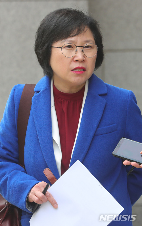 【서울=뉴시스】배훈식 기자 = 29일 오전 서울 서초구 대법원에서 지난 2012년 대선 당시 국정원 여직원 감금 사건에 대한 상고심에서 무죄를 확정받은 김현 더불어민주당 대변인이 취재진의 질문에 답변하고 있다. 2018.03.29.&nbsp; dahora83@newsis.com