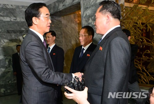 【파주=뉴시스】 사진공동취재단 = 29일 판문점 북측 통일각에서 열린 남북고위급 회담에 참석한 조명균 통일부 장관과 북측 대표인 리선권 조평통 위원장이 회담을 마친 후 헤어지기 전 서로 인사 하고 있다. 2018.03.29.&nbsp; photo@newsis.com