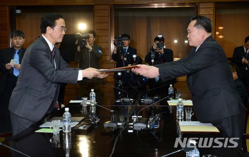 【파주=뉴시스】 사진공동취재단 = 29일 판문점 북측 통일각에서 열린 남북고위급 회담에 참석한 조명균 통일부 장관과 북측 대표인 리선권 조평통 위원장이 회담을 마친 후 공동보도문을 서로 교환하고 있다. 2018.03.29. photo@newsis.com