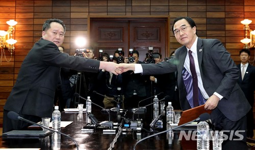 【판문점(파주)=뉴시스】 한반도 정세 변곡점이 될 남북정상회담 개최일이 다음달 27일로 29일 정해지면서 준비에 급물살을 타게 됐다.&nbsp; 이날 판문점 북측 통일각에서 열린 남북고위급 회담에 참석한 조명균 통일부 장관과 북측 대표인 리선권 조평통 위원장이 회담을 마친 후 공동보도문을 서로 교환한 뒤 악수하고 있다. 2018.03.29. photo@newsis.com