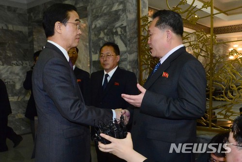 【파주=뉴시스】 사진공동취재단 = 지난 3월29일 판문점 북측 통일각에서 열린 남북고위급 회담에 참석한 조명균 통일부 장관과 북측 대표인 리선권 조평통 위원장이 회담을 마친 후 회담장을 나서며 서로 인사 하고 있다. 2018.03.29. photo@newsis.com