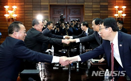 【파주=뉴시스】 사진공동취재단 = 남북 대표단이 29일 오전 판문점 북측 통일각에서 열린 남북 고위급회담을 마친 뒤 악수를 나누고 있다. 2018.03.29. photo@newsis.com