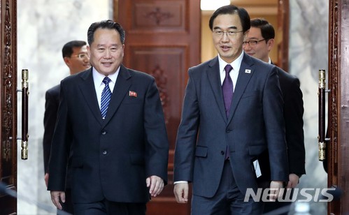 【파주=뉴시스】 사진공동취재단 = 조명균 통일부장관과 리선권 조국평화통일위원회(조평통) 위원장이 29일 오전 판문점 북측 통일각에서 열린 남북 고위급회담을 위해 회담장으로 들어서고 있다. 2018.03.29.&nbsp; photo@newsis.com