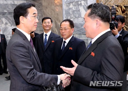【파주=뉴시스】 사진공동취재단 = 조명균 통일부장관과 리선권 조국평화통일위원회(조평통) 위원장이 29일 판문점 북측 통일각에서 열린 남북 고위급회담을 마친 뒤 악수를 나누고 있다. 2018.03.29. photo@newsis.com