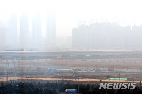 【인천=뉴시스】임태훈 기자 = 미세먼지 농도가 '나쁨'을 나타낸 29일 오후 인천 서구 경인아라뱃길 아라타워에서 바라본 청라국제도시 도심 일대가 뿌옇게 보이고 있다. 기상청은 전국이 중국 북동지방에 위치한 고기압의 가장자리에 들면서 흐린 가운데 고비사막과 중국 내몽골 고원에서 발원한 황사가 영향을 주겠다고 전망했다. 2018.03.29. taehoonlim@newsis.com