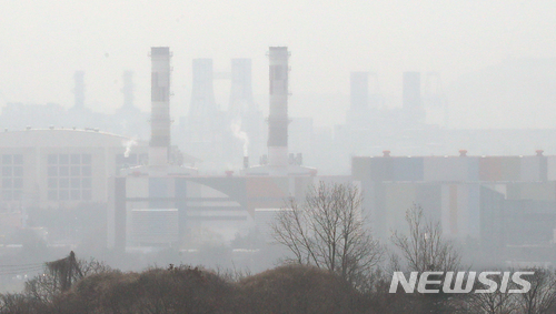 【인천=뉴시스】임태훈 기자 = 미세먼지 농도가 '나쁨'을 나타낸 29일 오후 인천 서구 경인아라뱃길 아라타워에서 바라본 서인천복합화력발전소 일대가 뿌옇게 보이고 있다. 기상청은 전국이 중국 북동지방에 위치한 고기압의 가장자리에 들면서 흐린 가운데 고비사막과 중국 내몽골 고원에서 발원한 황사가 영향을 주겠다고 전망했다. 2018.03.29. taehoonlim@newsis.com