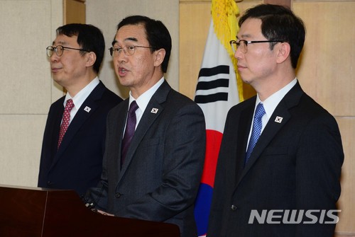 【파주=뉴시스】 사진공동취재단 = 29일 판문점 북측 통일각에서 열린 남북고위급 회담에 참석한 조명균 통일부 장관과 대표단 일행이 회담을 마친 후 남측으로 귀환한 후 자유의 집에서 회담결과를 설명하고 있다. 2018.03.29. photo@newsis.com