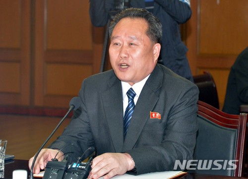 【파주=뉴시스】 사진공동취재단 = 29일 판문점 북측 통일각에서 열린 남북고위급 회담에 참석한 북측대표인 리선권 조평통 위원장이 회담을 마치기 전 공동보도문을 읽고 있다. 2018.03.29. photo@newsis.com