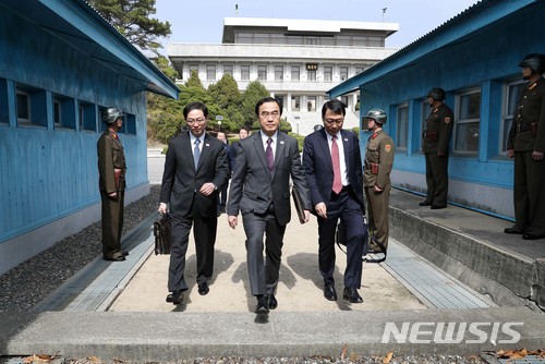 【파주=뉴시스】 사진공동취재단 = 조명균 통일부장관이 29일 오전 판문점 북측 통일각에서 열린 남북 고위급회담을 마친 뒤 군사 분계선을 넘고 있다. 2018.03.29.&nbsp; photo@newsis.com