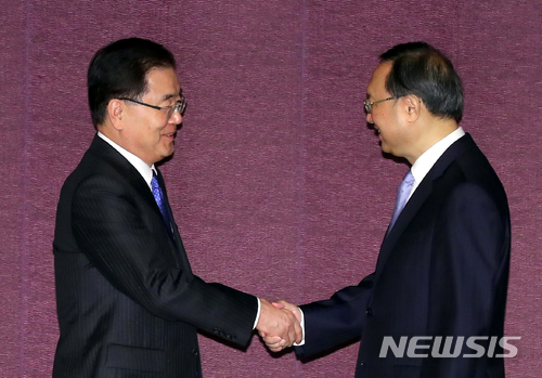 【서울=뉴시스】전신 기자 = 정의용 국가안보실장이 29일 서울 중구 웨스틴조선호텔에서 양제츠 중국 외교담당 정치국 위원과 접견해 악수하고 있다. 2018.03.29.&nbsp;&nbsp; photo1006@newsis.com
