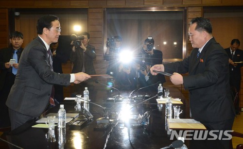 【파주=뉴시스】 사진공동취재단 = 29일 판문점 북측 통일각에서 열린 남북고위급 회담에 참석한 조명균 통일부 장관과 북측 대표인 리선권 조평통 위원장이 회담을 마친 후 공동보도문을 서로 교환하고 있다. 2018.03.29.&nbsp; photo@newsis.com