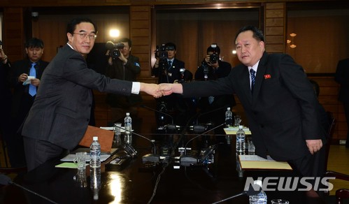 【파주=뉴시스】 사진공동취재단 = 29일 판문점 북측 통일각에서 열린 남북고위급 회담에 참석한 조명균 통일부 장관과 북측 대표인 리선권 조평통 위원장이 회담을 마친 후 공동보도문을 서로 교환하고 악수하고 있다. 2018.03.29.&nbsp; photo@newsis.com