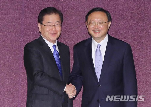 【서울=뉴시스】전신 기자 = 정의용 국가안보실장이 29일 서울 중구 웨스틴조선호텔에서 양제츠 중국 외교담당 정치국 위원과 접견해 악수하고 있다. 2018.03.29.&nbsp; photo1006@newsis.com