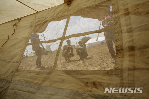 【가자지구= AP/뉴시스】 '팔레스타인 땅의 날' 행진을 하루 앞둔 29일(현지시간)&nbsp; 가자지구 이스라엘 국경부근의 팔레스타인 청년들이&nbsp; 대형시위와 행진을 준비하기 위해 텐트를 치고 있다.&nbsp;&nbsp;&nbsp; 
