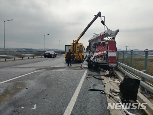 【아산=뉴시스】이종익 기자 = 30일 오전 9시 53분께 충남 아산시 둔포면 신남리 43번 국도에서 25t 트럭이 동물구조 작업중이던 소방펌프 차량을 추돌했다. 이 사고로 여성 교육생 1명이 숨지고 3명이 인근 병원으로 옮겨진 가운데 교육생 1명과 소방관 1명도 위독한 것으로 알려졌다. 2018.03.30. 007news@newsis.com