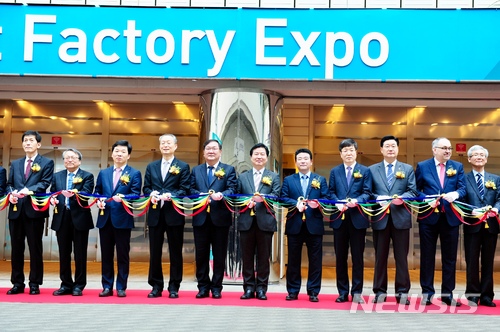 【서울=뉴시스】홍종학 중소벤처기업부 장관이 '스마트공장·자동화산업전 2018' 개막 테이프 커팅을 하고 있다. 사진 왼쪽부터 성시헌 한국산업기술평가관리원장, 박진우 민관합동스마트공장추진단장, 김병관 더불어민주당 국회의원, 백운규 산업통장자원부 장관, 김태년 더불어민주당 정책위원회 의장, 홍종학 중소벤처기업부 장관, 박정 더불어민주당 국회의원, 최철안 중소기업기술정보진흥원장. 2018.3.30(사진=중소벤처기업부 제공) photo@newsis.com 