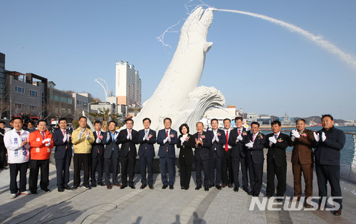 【울산=뉴시스】안정섭 기자 = 30일 울산 남구 장생포항 일원에서 장생포고래로 워터프론트 조성사업 준공식이 개최된 가운데 서동욱 남구청장과 박미라 남구의회 의장, 김기현 울산시장, 시·구의원들이 고래 조형물을 제막한 뒤 박수를 치고 있다. 2018.03.30. (사진=울산 남구 제공) photo@newsis.com