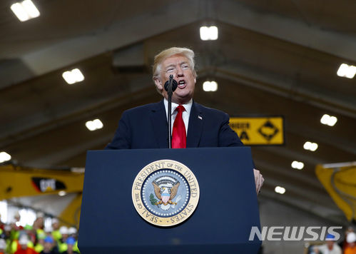 【리치필드=AP/뉴시스】29일(현지시간) 도널드 트럼프 대통령이 오하이오주 리치필드의 한 훈련시설에서 연설하고 있다. 트럼프 대통령은 연설에서 "우리는 FTA 협상을 북한과의 협상이 끝날 때까지 미룰 수도 있다”고 밝혔다. 2018.03.30 