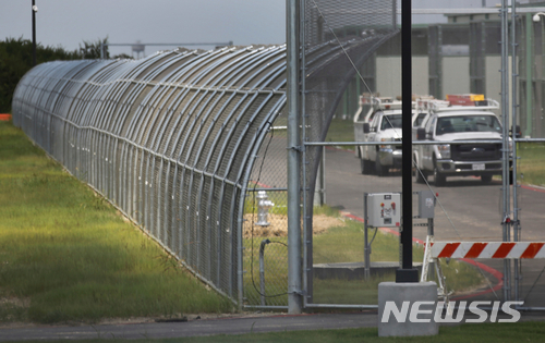 【앨바라도( 미 텍사스주)= AP/뉴시스】 미국 텍사스주 국경지대의 불법입국 임산부 보호시설인 프레리랜드 수용소 (PDC). 트럼프 정부의 무관용원칙에 따라 어린이나 임산부도 재판을 거쳐 추방된다. 모든 불법이민 가족들은 서로 분리되어 어른은 교도소에, 아이들은 임시 수용시설에 구금된다. 이로 인해 아동 보호시설이 넘쳐나 사막의 임시 숙소까지 신설되고 있다.&nbsp; 