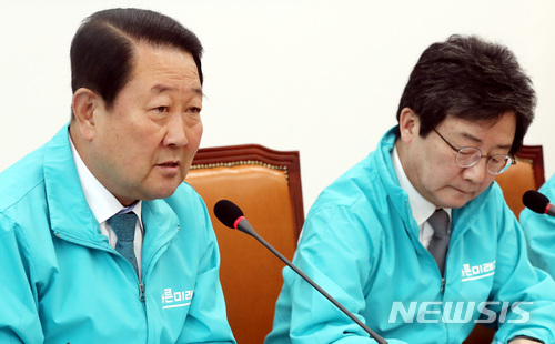 【서울=뉴시스】박영태 기자 = 30일 오전 서울 영등포구 여의도 국회에서 진행된 바른미래당 최고위원회의에서 박주선 공동대표가 발언을 하고 있다. 2018.03.30.since1999@newsis.com