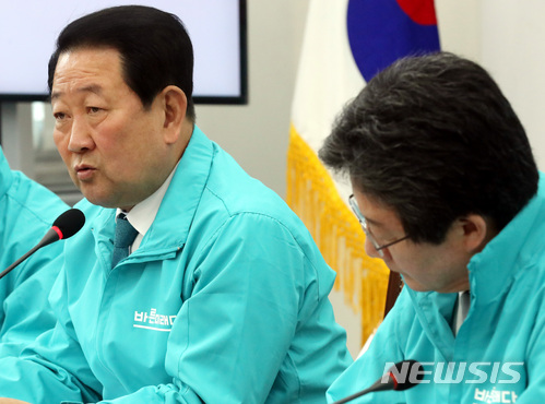 【서울=뉴시스】박영태 기자 = 30일 오전 서울 영등포구 여의도 국회에서 진행된 바른미래당 최고위원회의에서 박주선 공동대표가 모두발언을 하고 있다. 2018.03.30.since1999@newsis.com