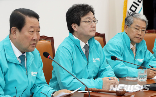 【서울=뉴시스】박영태 기자 = 30일 오전 서울 영등포구 여의도 국회에서 진행된 바른미래당 최고위원회의에서 박주선 공동대표가 모두발언을 하고 있다. 2018.03.30.since1999@newsis.com