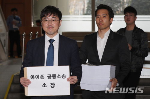 【서울=뉴시스】임태훈 기자 = 30일 오전 서울 서초구 서울중앙지방법원에서 법무법인 한누리 조계창 변호사가 아이폰 고객 63,767명을 대리하여 애플본사 및 애플코리아를 상대로 한 손해배상청구소송 소장을 제출하고 있다. 2018.03.30. taehoonlim@newsis.com