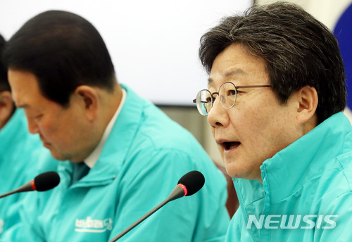 【서울=뉴시스】박영태 기자 = 30일 오전 서울 영등포구 여의도 국회에서 진행된 바른미래당 최고위원회의에서 유승민 공동대표가 발언을 하고 있다. 2018.03.30. since1999@newsis.com