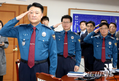 【서울=뉴시스】박진희 기자 = 이철성(왼쪽) 경찰청장이 30일 오전 서울 서대문구 경찰청 무궁화 회의실에서 열린 '전국 경찰 화상회의'에 참석하여 국민의례를 하고 있다. 2018.03.30.pak7130@newsis.com
