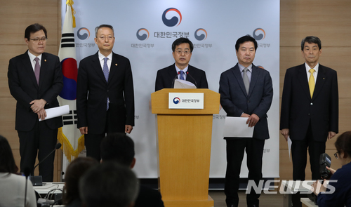 【서울=뉴시스】고승민 기자 = 김동연 경제부총리 겸 기획재정부 장관이 30일 오전 정부서울청사에서 금호타이어 현안 관련 대국민 호소문을 발표하고 있다. 2018.03.30. kkssmm99@newsis.com