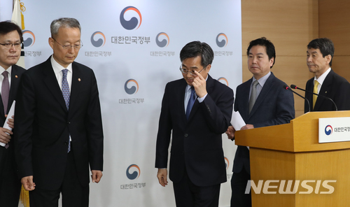 【서울=뉴시스】고승민 기자 = 김동연 경제부총리 겸 기획재정부 장관이 30일 오전 정부서울청사에서 금호타이어 현안 관련 대국민 호소문을 발표한 뒤 퇴장하고 있다. 2018.03.30. kkssmm99@newsis.com