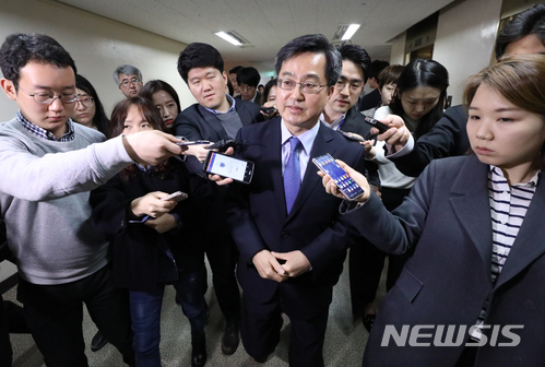 【서울=뉴시스】고승민 기자 = 김동연 경제부총리 겸 기획재정부 장관이 30일 오전 정부서울청사에서 금호타이어 현안 관련 대국민 호소문을 발표한 뒤 인터뷰하고 있다. 2018.03.30. kkssmm99@newsis.com