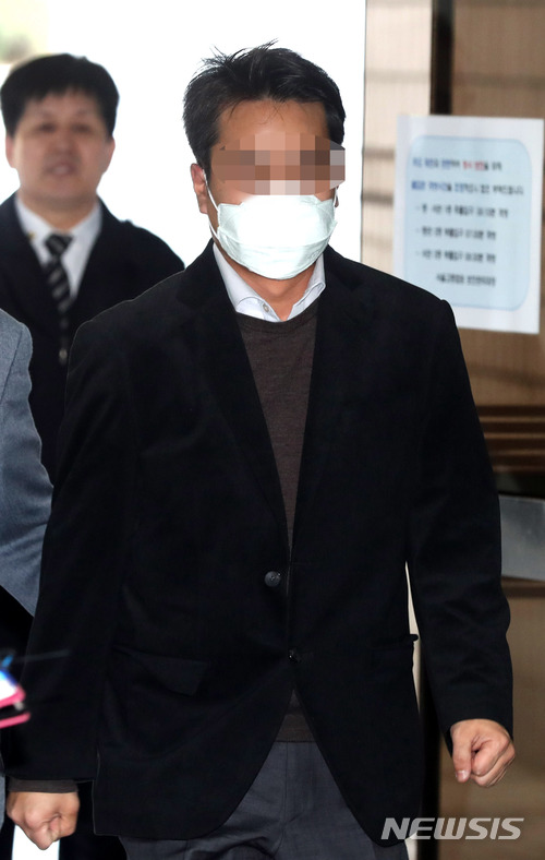 【서울=뉴시스】권현구 기자 = 후배검사를 성추행한 혐의를 받고 있는 진모 전직 검사가 30일 오전 서울 서초구 서울중앙지방법원에서 열린 구속 전 피의자심문에 출석하고 있다. 2018.03.30. stoweon@newsis.com
