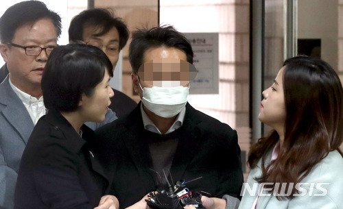 【서울=뉴시스】권현구 기자 = 후배검사를 성추행한 혐의를 받고 있는 전직 검사 A씨가 지난달 30일 오전 서울 서초구 서울중앙지방법원에서 열린 구속 전 피의자심문에 출석하고 있다. 2018.03.30. stoweon@newsis.com