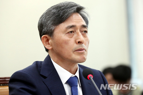 【서울=뉴시스】박영태 기자 = 30일 오전 서울 영등포구 여의도 국회에서 진행된 과학기술정보방송통신위원회 전체회의(양승동 KBS 사장 인사청문회)에서 양승동 후보자가 의원 질의에 답변하고 있다. 2018.03.30.since1999@newsis.com
