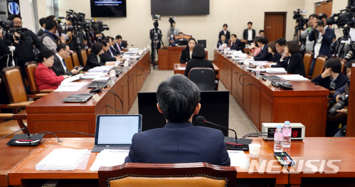 【서울=뉴시스】박영태 기자 = 30일 오전 서울 영등포구 여의도 국회에서 진행된 과학기술정보방송통신위원회 전체회의(양승동 KBS 사장 인사청문회)에서 양승동 후보자가 의원 질의에 답변하고 있다. 2018.03.30.since1999@newsis.com