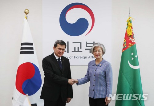 【서울=뉴시스】고승민 기자 = 강경화 외교부 장관이 30일 오전 외교부에서 라시드 메레도프 투르크메니스탄 부총리 겸 외교장관과 회담을 하고 있다. 2018.03.30. kkssmm99@newsis.com