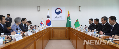 【서울=뉴시스】고승민 기자 = 강경화 외교부 장관이 30일 오전 외교부에서 라시드 메레도프 투르크메니스탄 부총리 겸 외교장관과 회담을 하고 있다. 2018.03.30. kkssmm99@newsis.com